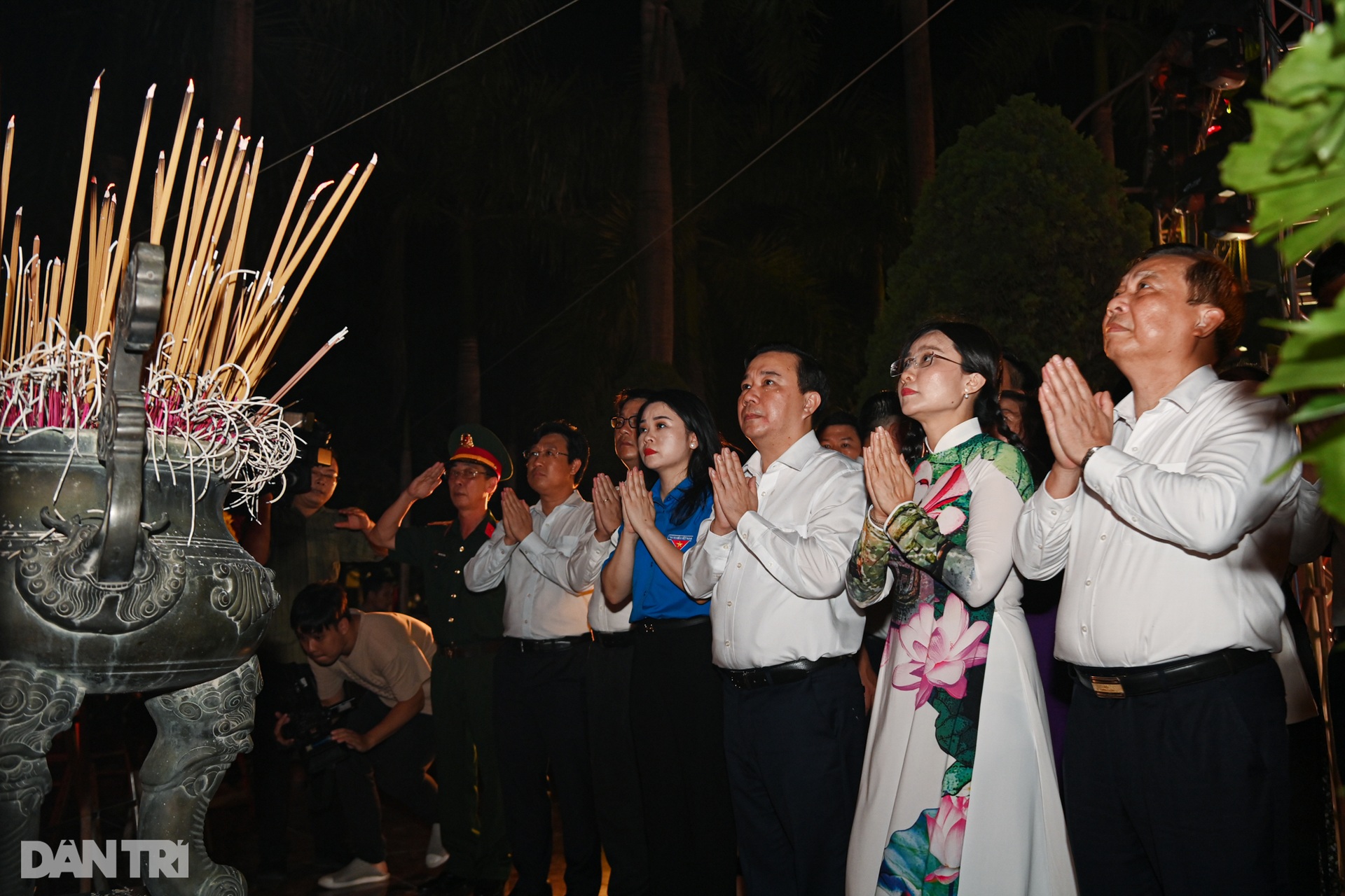 Nghĩa trang liệt sĩ Hà Nội bừng sáng hàng nghìn ngọn nến tri ân dịp 27/7 - 1 Nghĩa trang liệt sĩ Hà Nội bừng sáng hàng nghìn ngọn nến tri ân dịp 27/7 - 1