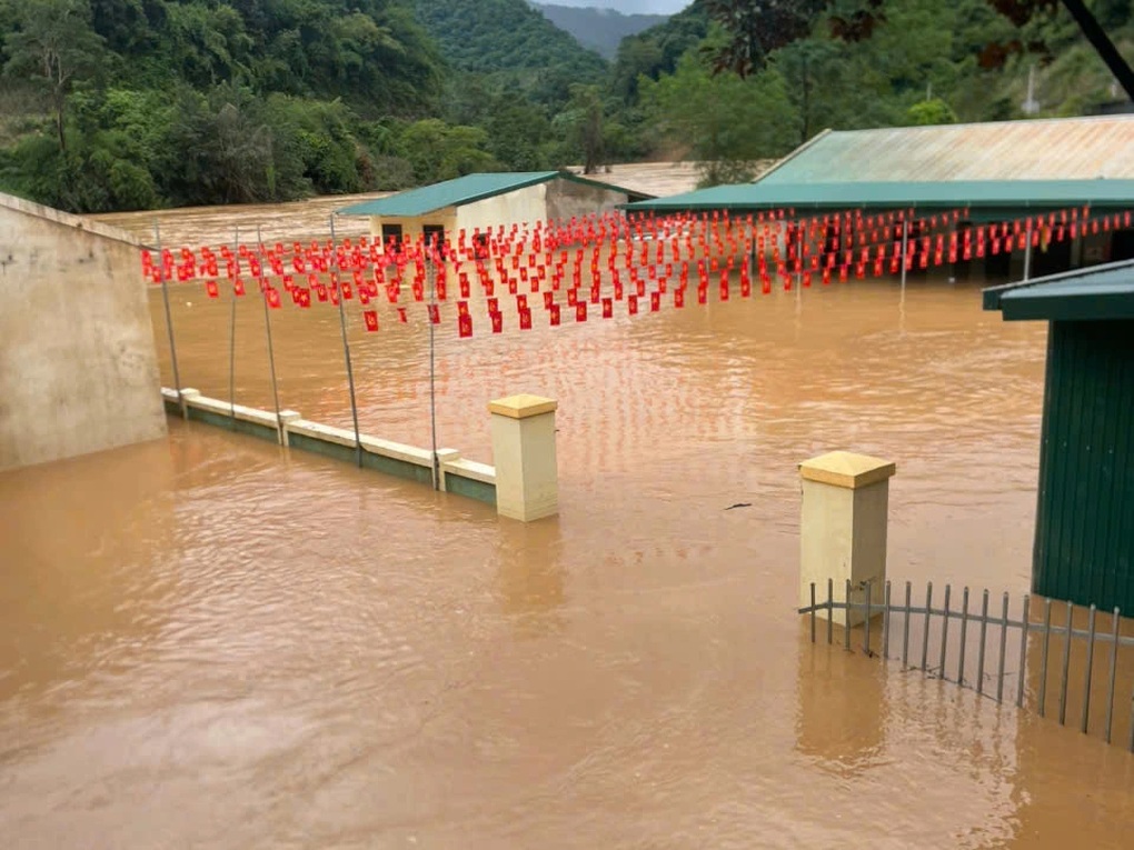 Ngành giáo dục Nghệ An gánh chịu thiệt hại nặng nề sau bão lũ - 1 Ngành giáo dục Nghệ An gánh chịu thiệt hại nặng nề sau bão lũ - 1