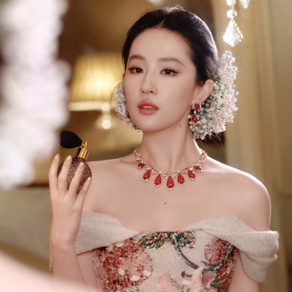 Liu Yifei ធ្វើឱ្យមានការរំជើបរំជួលជាមួយនឹងម៉ូដសក់ផ្កាទារករបស់នាង ដែលសក្តិសមជាមហាក្សត្រីដែលកំពុងពេញនិយម - ១ Lưu Diệc Phi gây sốt với kiểu tóc cài hoa baby, xứng danh bà hoàng xu hướng - 1