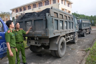 Phát hiện, bắt giữ nhiều xe vận chuyển than trái phép
