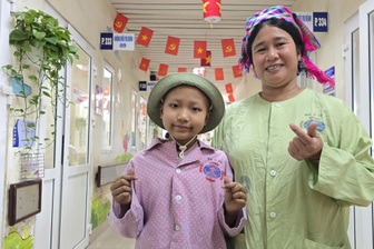 Bé gái 10 tuổi và sự hồi sinh kỳ diệu từ đôi chân ghép xương