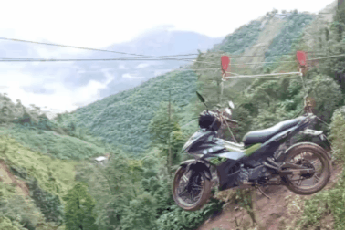 Xe máy "đu dây" qua điểm sạt lở 20m trên đèo Khau Phạ ở Lào Cai