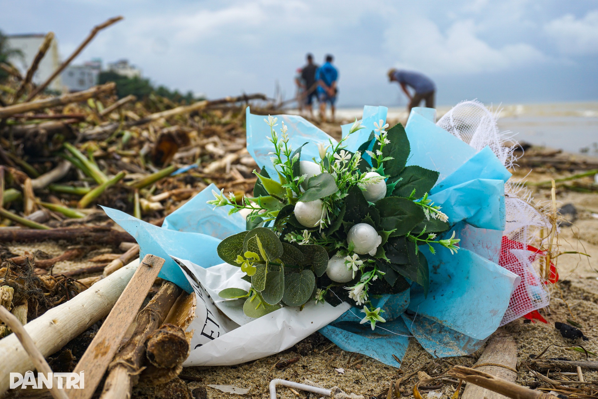 Hình ảnh bờ biển Đà Nẵng khác lạ sau mưa lũ - 6