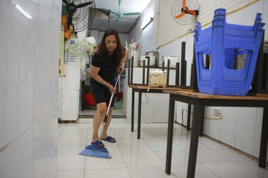 Người dân Trúc Bạch tất bật lau dọn nhà cửa, ổn định cuộc sống