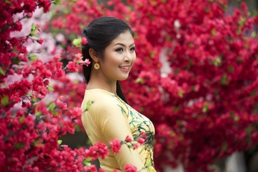 Hoa hậu Ngọc Hân đọ sắc với hoa