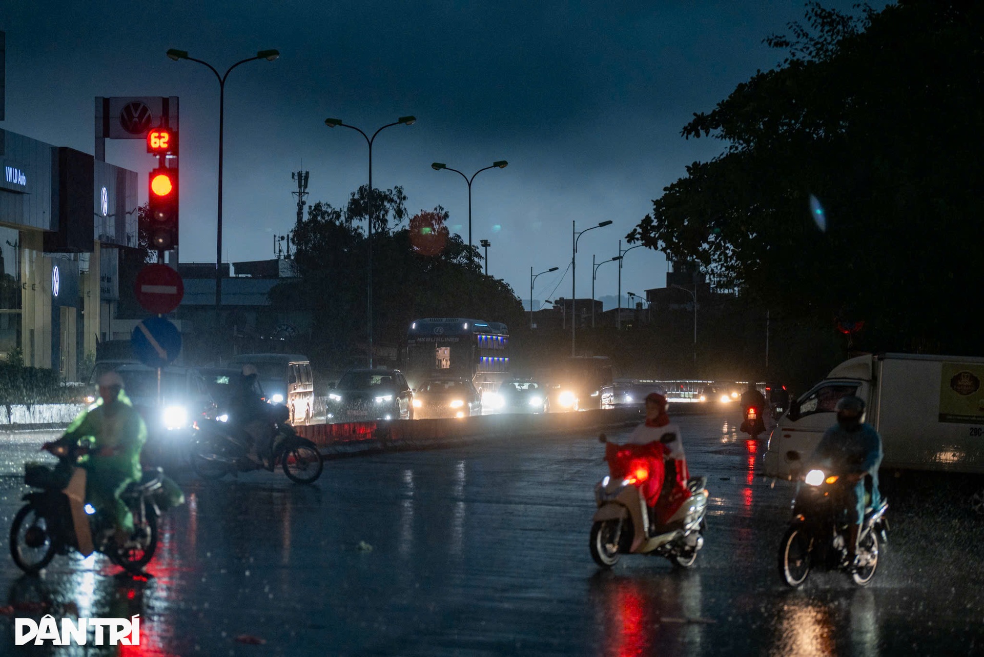 Hà Nội mưa lớn từ sáng sớm, phố phường ngập sâu, xe cộ chết máy hàng loạt - 1 Hà Nội mưa lớn từ sáng sớm, phố phường ngập sâu, xe cộ chết máy hàng loạt - 1