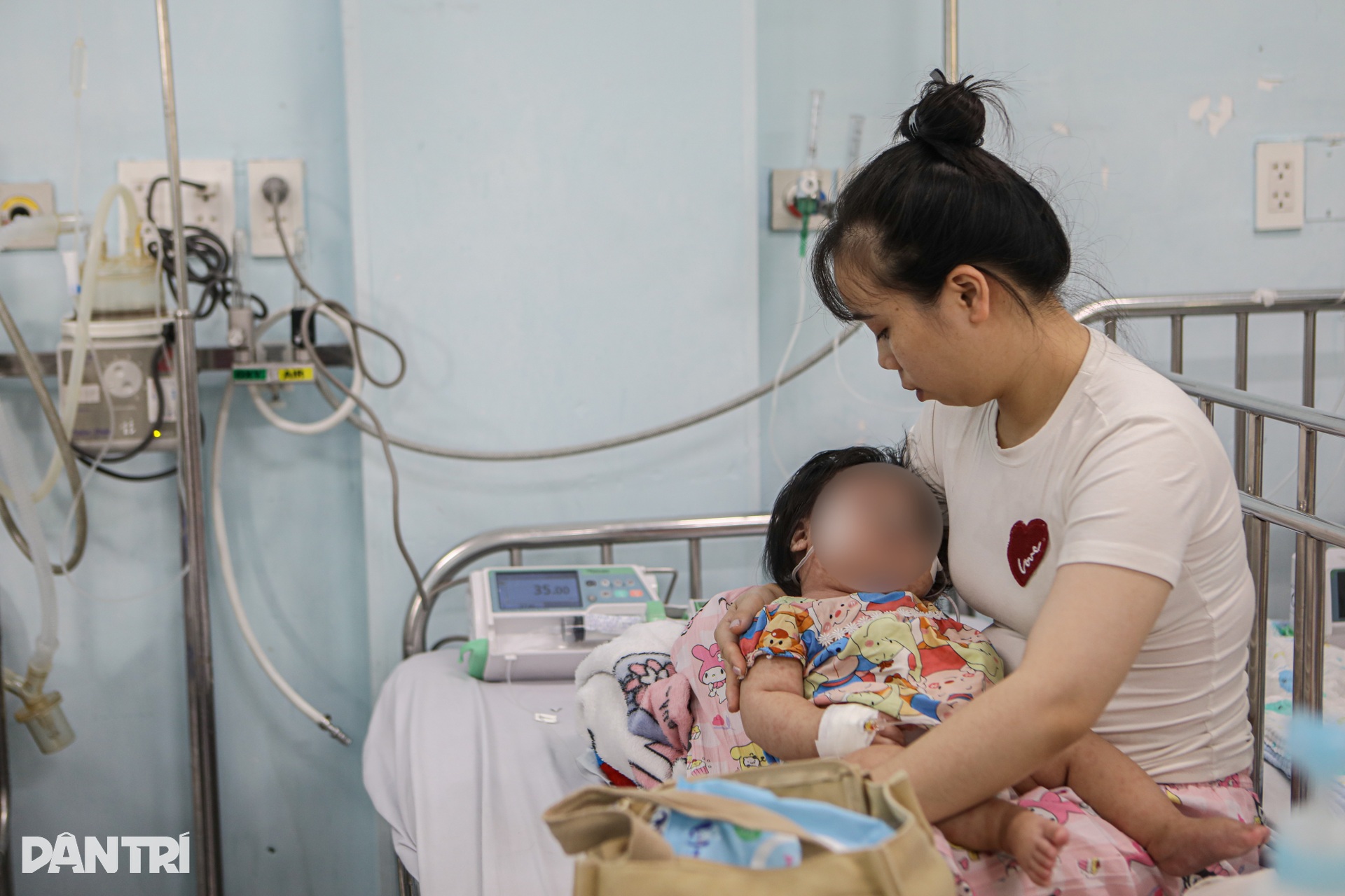 Những em bé đeo ống thở, mệt nhoài trong viện vì không tiêm vaccine sởi - 10 Những em bé đeo ống thở, mệt nhoài trong viện vì không tiêm vaccine sởi - 10