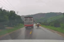 Phẫn nộ tài xế xe tải huých xe máy ngã lộn nhào giữa trời mưa rồi bỏ chạy