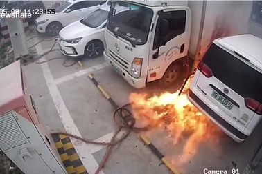 Xe chạy điện bốc cháy ngùn ngụt khi đang sạc