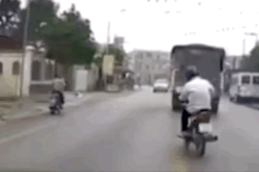 Lặng nhìn người đi xe máy "drift" văng dép trước mũi ôtô