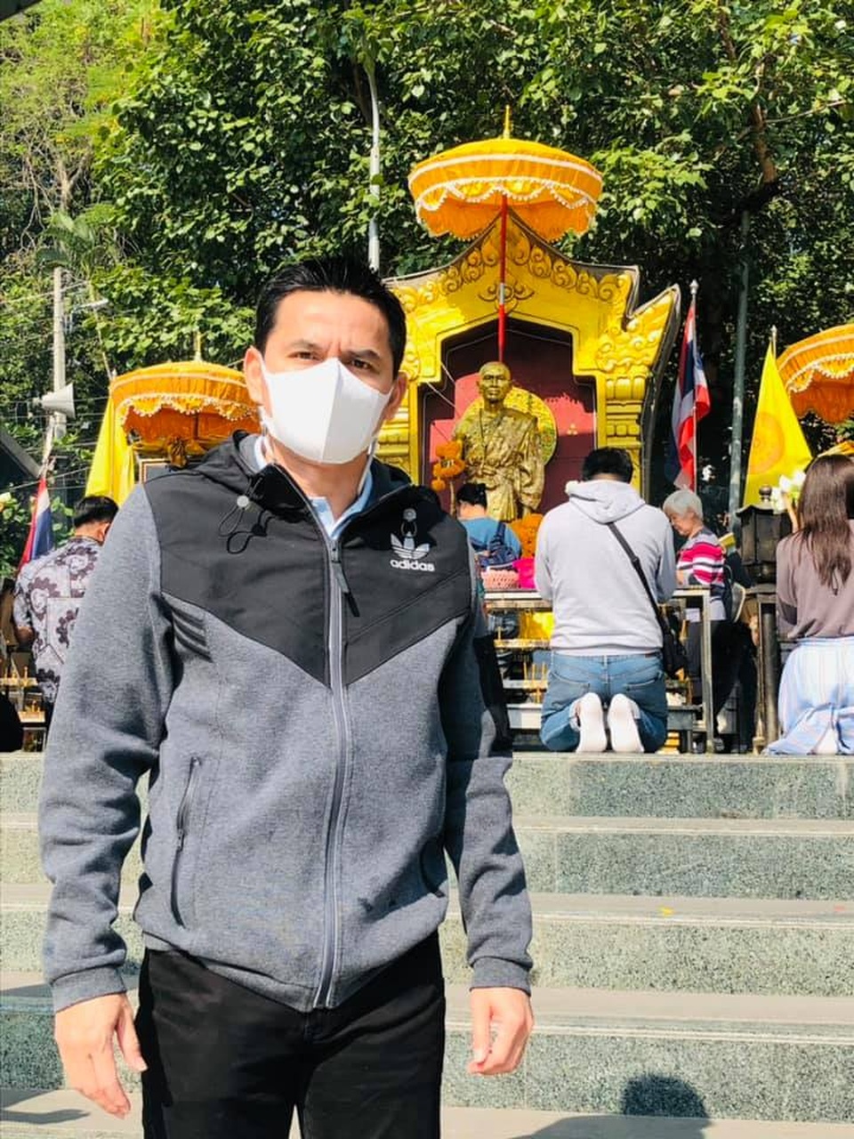 Kiatisuk lễ chùa cầu may trước khi cầm quân tại V-League - 6 Kiatisuk lễ chùa cầu may trước khi cầm quân tại V-League - 6