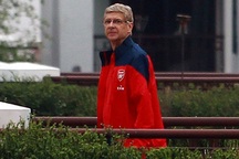 Thầy trò HLV Wenger ngủ bù, chờ bữa ăn đầu tiên tại Việt Nam