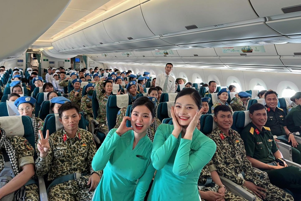 Nữ tiếp viên kể về chuyến bay đặc biệt chở hơn 300 chiến sĩ sau diễu binh - 2 Nữ tiếp viên kể về chuyến bay đặc biệt chở hơn 300 chiến sĩ sau diễu binh - 2
