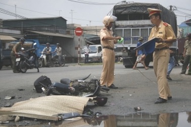 Sập ổ gà, đôi nam nữ bị xe tải cán