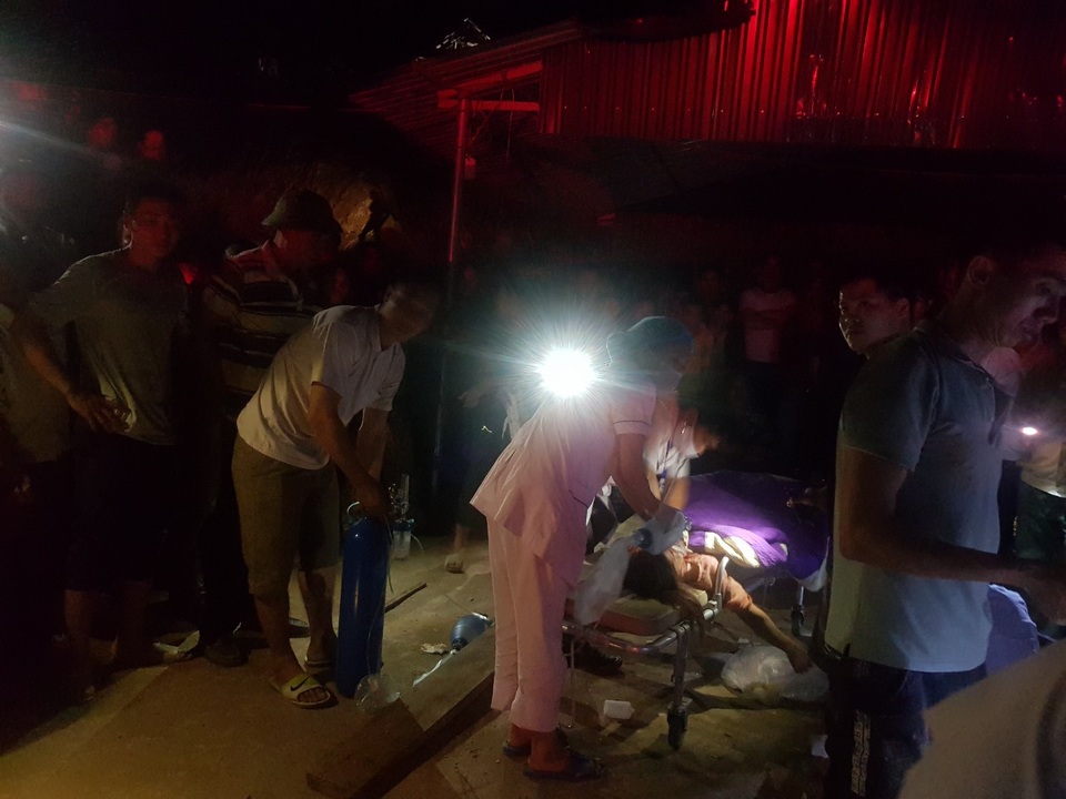 Xe ô tô chở đất đè sập nhà dân, 2 mẹ con chết thảm - 1 Xe ô tô chở đất đè sập nhà dân, 2 mẹ con chết thảm - 1