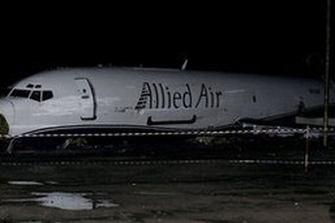 Máy bay lao trúng xe buýt, ít nhất 10 người chết