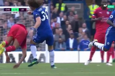 Chelsea - Leicester: Luiz chơi xấu với Drinkwater