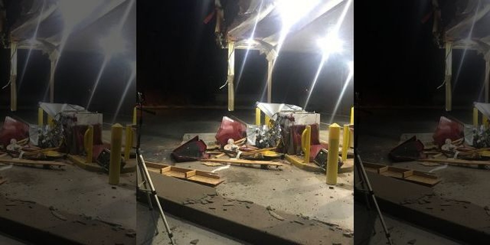 Kéo thiết bị hạng nặng phá cây ATM để cướp tiền - 1 Kéo thiết bị hạng nặng phá cây ATM để cướp tiền - 1