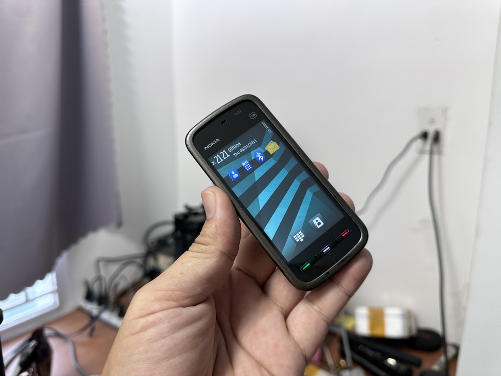 13. Nokia 5230 - Ra mắt năm 2009. Đây là một trong số ít chiếc điện thoại màn hình cảm ứng của Nokia đạt doanh số tốt, với hơn 150 triệu thiết bị bán ra trên toàn cầu. Sản phẩm hoạt động trên nền tảng Symbian do Nokia phát triển, nhưng không trang bị kết nối WiFi (Ảnh: Laz). 13. Nokia 5230 - Ra mắt năm 2009. Đây là một trong số ít chiếc điện thoại màn hình cảm ứng của Nokia đạt doanh số tốt, với hơn 150 triệu thiết bị bán ra trên toàn cầu. Sản phẩm hoạt động trên nền tảng Symbian do Nokia phát triển, nhưng không trang bị kết nối WiFi (Ảnh: Laz).