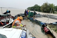 Cứu gia đình 3 người trên bè cá bị trôi dạt dọc sông Hồng