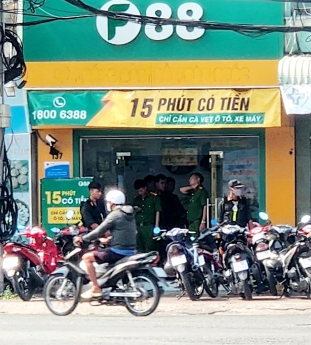 Công an Sóc Trăng nói lý do nhiều cảnh sát xuất hiện tại điểm giao dịch F88 - 1 Công an Sóc Trăng nói lý do nhiều cảnh sát xuất hiện tại điểm giao dịch F88 - 1