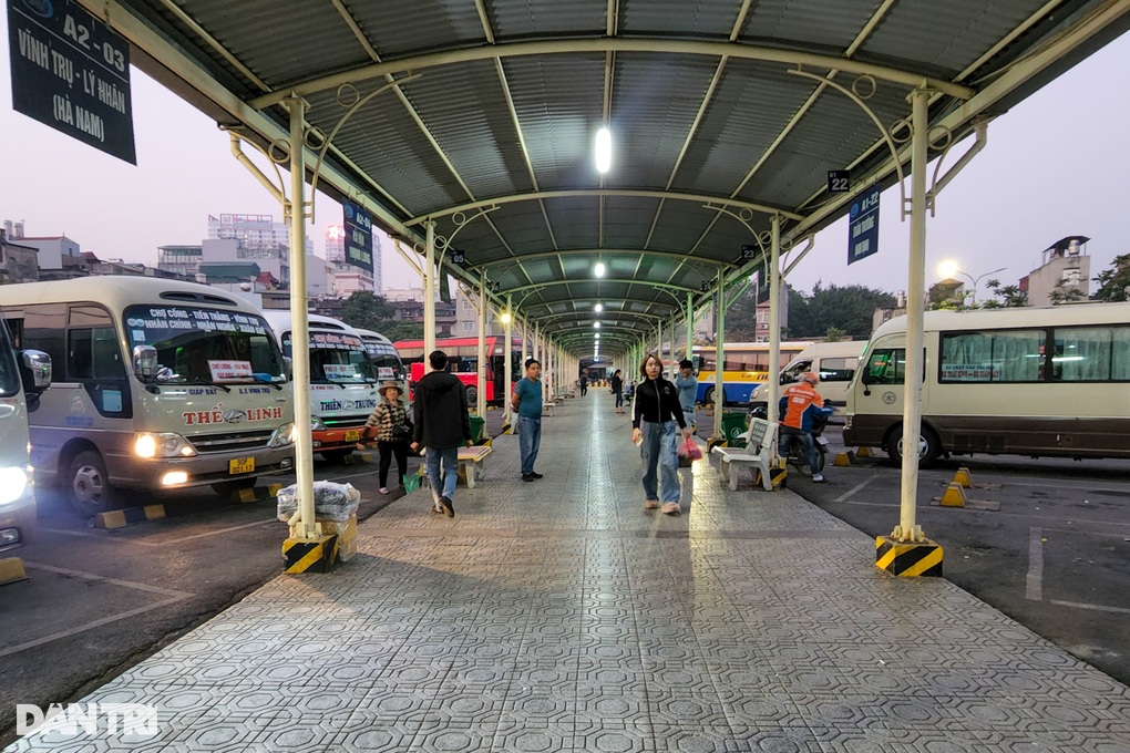 Nhà xe không tăng giá, người dân yên tâm về quê nghỉ Tết dương lịch - 2 Nhà xe không tăng giá, người dân yên tâm về quê nghỉ Tết dương lịch - 2