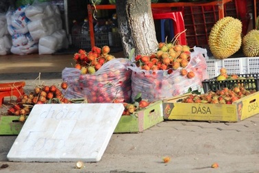 Buồn lòng cảnh trái cây ngoại đắt khách, trái cây nội đổ đống ở vỉa hè