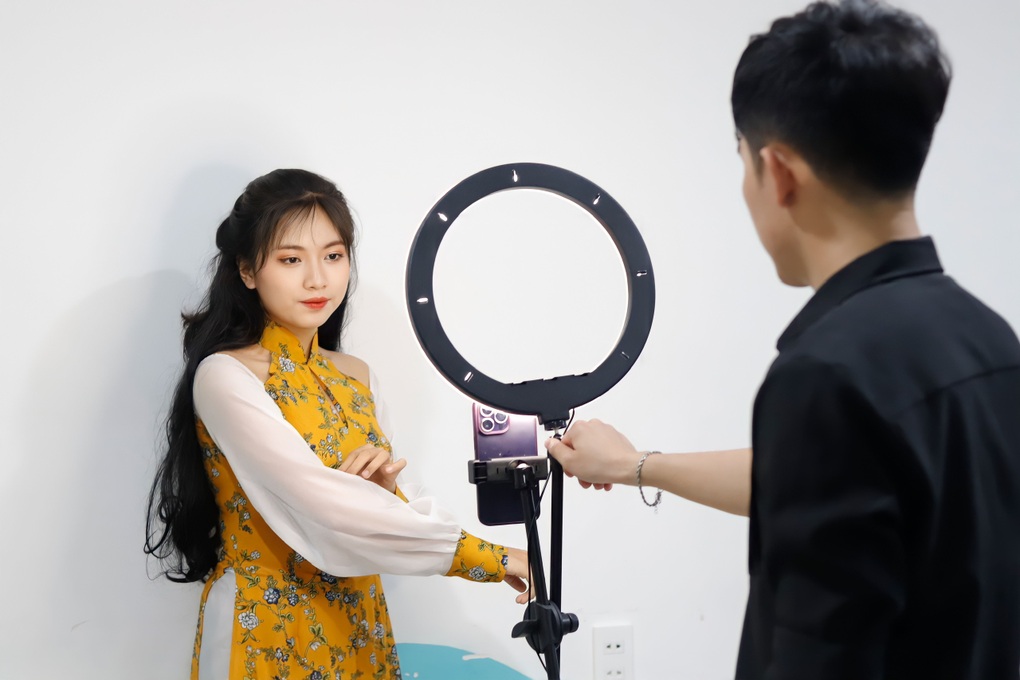 Nở rộ lớp dạy livestream, người học kiếm trăm triệu đồng mỗi lần lên sóng - 2 Nở rộ lớp dạy livestream, người học kiếm trăm triệu đồng mỗi lần lên sóng - 2