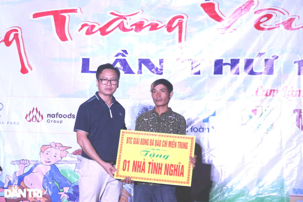Mang vầng trăng yêu thương đến với gần 1.000 trẻ em nghèo ở Nghệ An - 2 Mang vầng trăng yêu thương đến với gần 1.000 trẻ em nghèo ở Nghệ An - 2