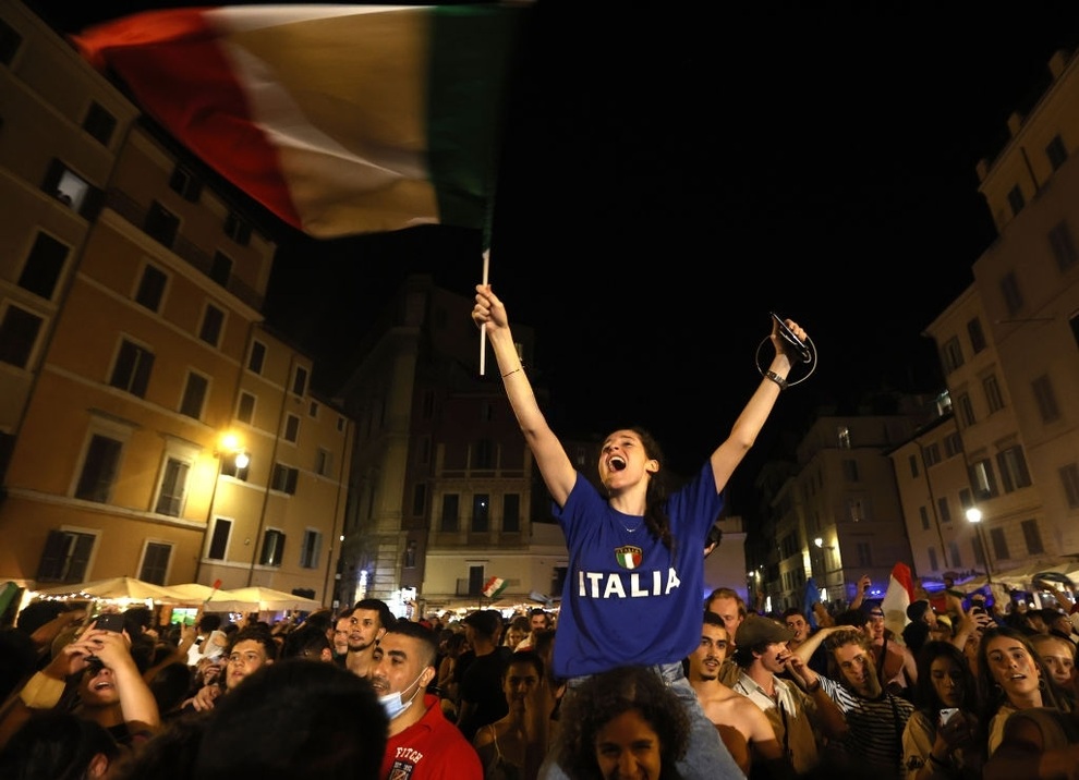 Cổ động viên Italia đi bão ăn mừng đội nhà vô địch Euro - 1 Cổ động viên Italia đi bão ăn mừng đội nhà vô địch Euro - 1