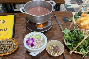 Quán lòng xe điếu nổi tiếng TPHCM vắng khách: Bà chủ nói "mất ăn mất ngủ"