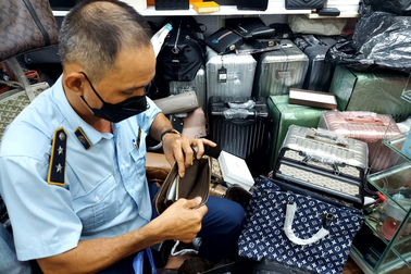 Người buôn Gucci, LV dởm ở Saigon Square giở chiêu trốn quản lý thị trường