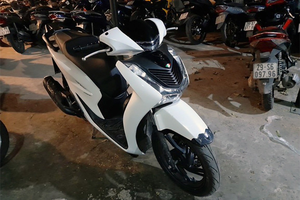 Thiếu niên Hà Nội trộm 11.000 USD trong xe Mercedes rồi mang tiền về cho mẹ - 2 Thiếu niên Hà Nội trộm 11.000 USD trong xe Mercedes rồi mang tiền về cho mẹ - 2