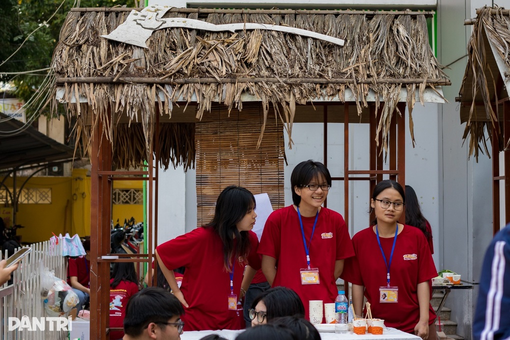 Học sinh Hà Nội kết bạn, làm đồ thủ công tại ngày hội văn hóa Hàn Quốc - 4 Học sinh Hà Nội kết bạn, làm đồ thủ công tại ngày hội văn hóa Hàn Quốc - 4