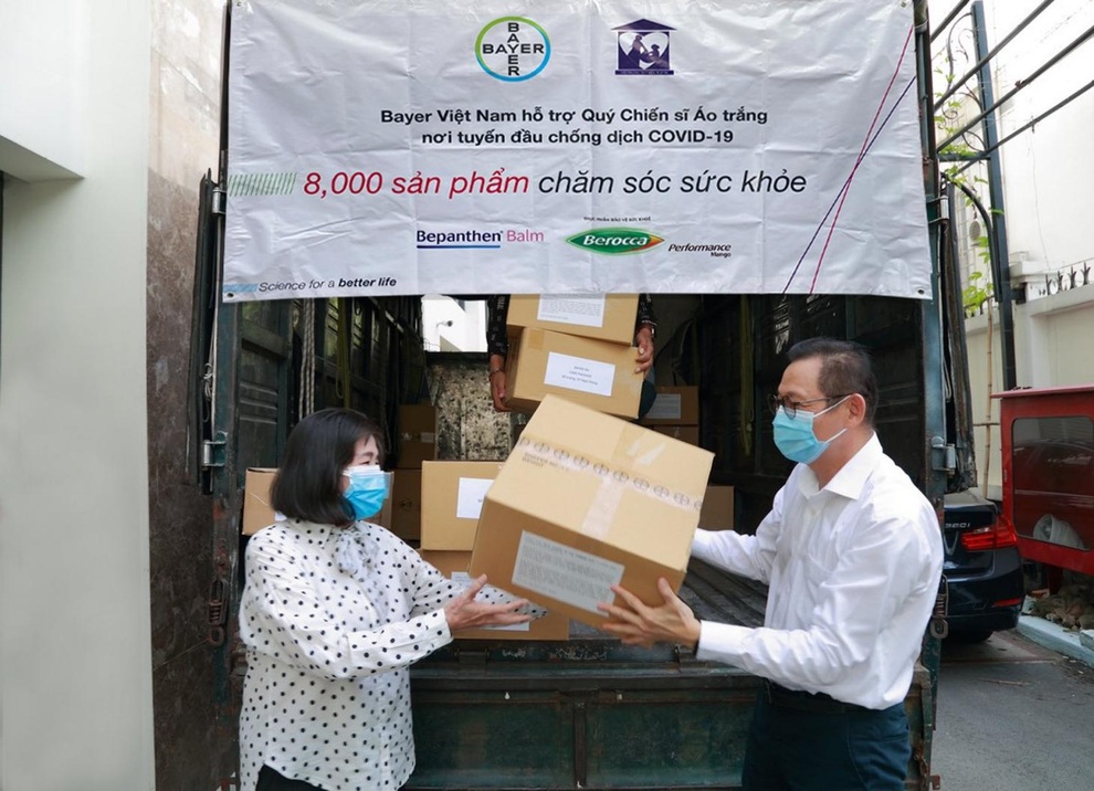 Bayer tri ân và hỗ trợ các chiến sĩ áo trắng tuyến đầu chống dịch Covid-19 - 1 Bayer tri ân và hỗ trợ các chiến sĩ áo trắng tuyến đầu chống dịch Covid-19 - 1