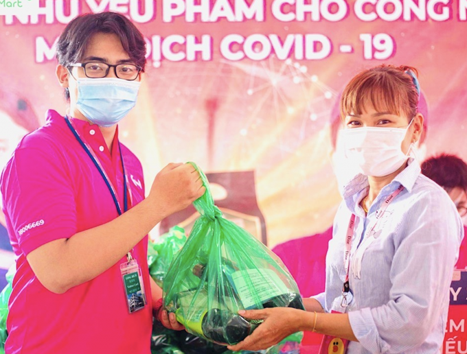Trao tặng 2.000 phần quà nhu yếu phẩm cho công nhân đang làm việc tại Khu chế xuất Linh Trung II, TP Thủ Đức.