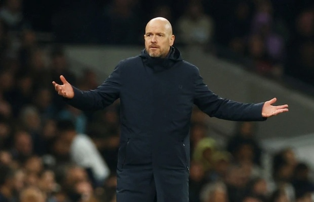 Cổ động viên chế nhạo HLV Ten Hag sau trận hòa xấu hổ của Man Utd - 2 Cổ động viên chế nhạo HLV Ten Hag sau trận hòa xấu hổ của Man Utd - 2