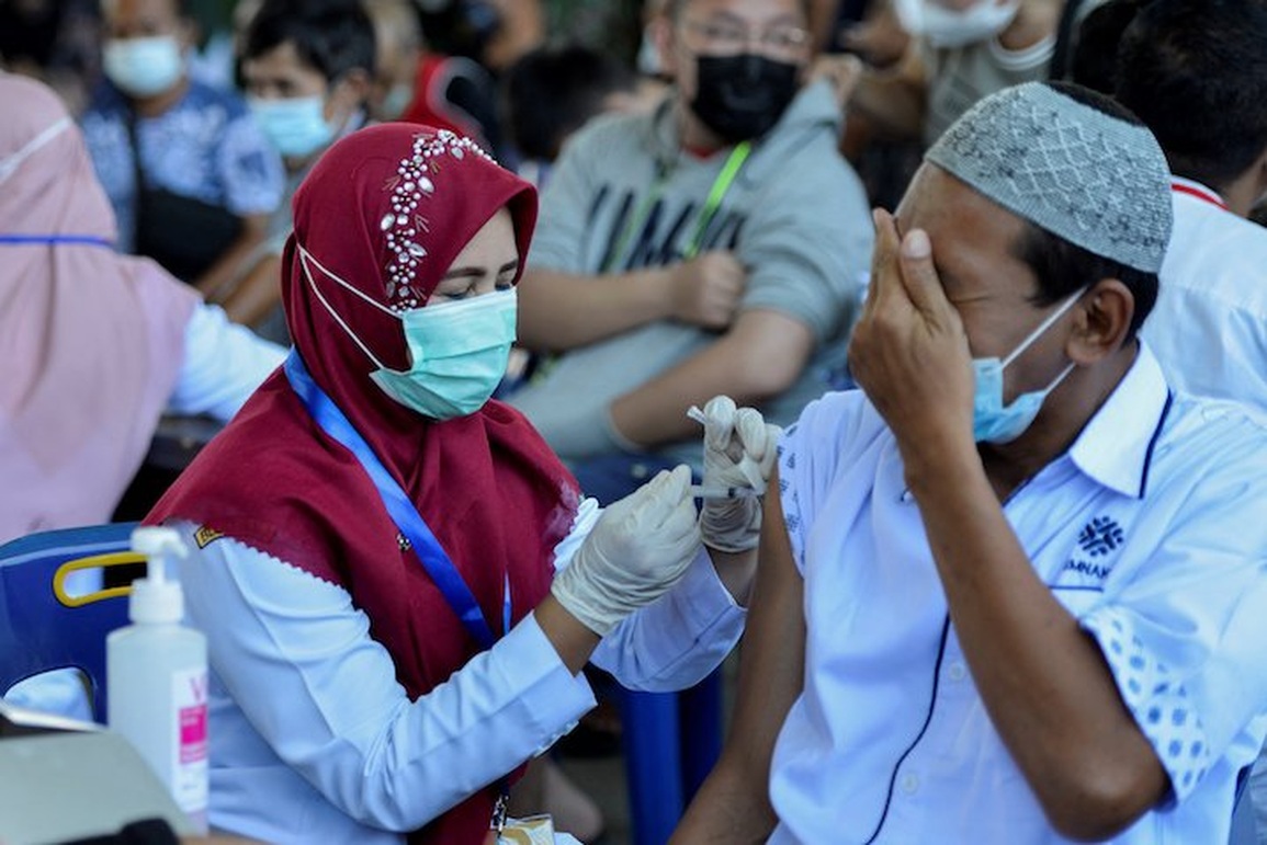 Người đàn ông Indonesia nói đã tiêm 14 mũi vaccine Covid-19 hộ người khác - 1 Người đàn ông Indonesia nói đã tiêm 14 mũi vaccine Covid-19 hộ người khác - 1