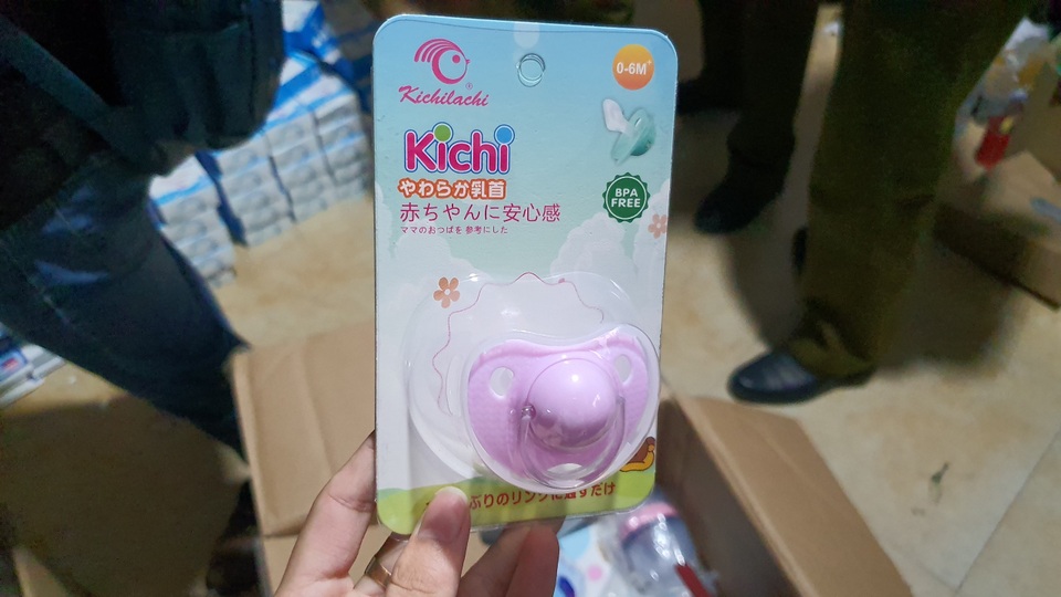 “Rùng mình” kho chứa hàng chục tấn hàng cho mẹ và bé nhập từ Trung Quốc giả danh hàng Nhật - 3 “Rùng mình” kho chứa hàng chục tấn hàng cho mẹ và bé nhập từ Trung Quốc giả danh hàng Nhật - 3