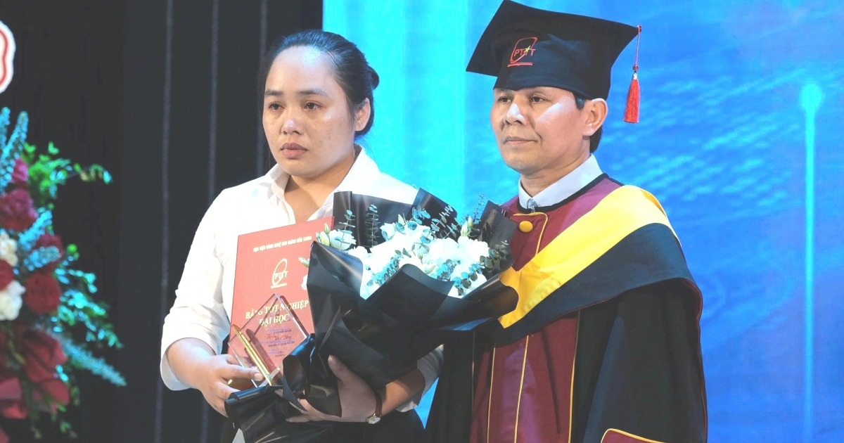 Nhận bằng tốt nghiệp loại giỏi thay em gái đã mất, chị gái bật khóc