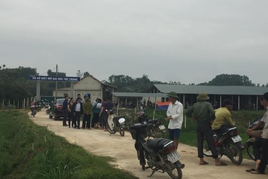 Nghi ngờ lợn bị dịch bệnh, dân bao vây lò mổ