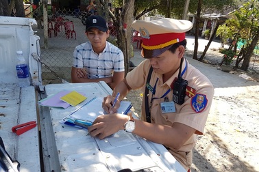 Sử dụng giấy phép lái xe giả để chở khách