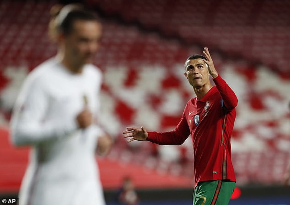 C.Ronaldo im tiếng, Bồ Đào Nha gục ngã trước Pháp - 2 C.Ronaldo im tiếng, Bồ Đào Nha gục ngã trước Pháp - 2