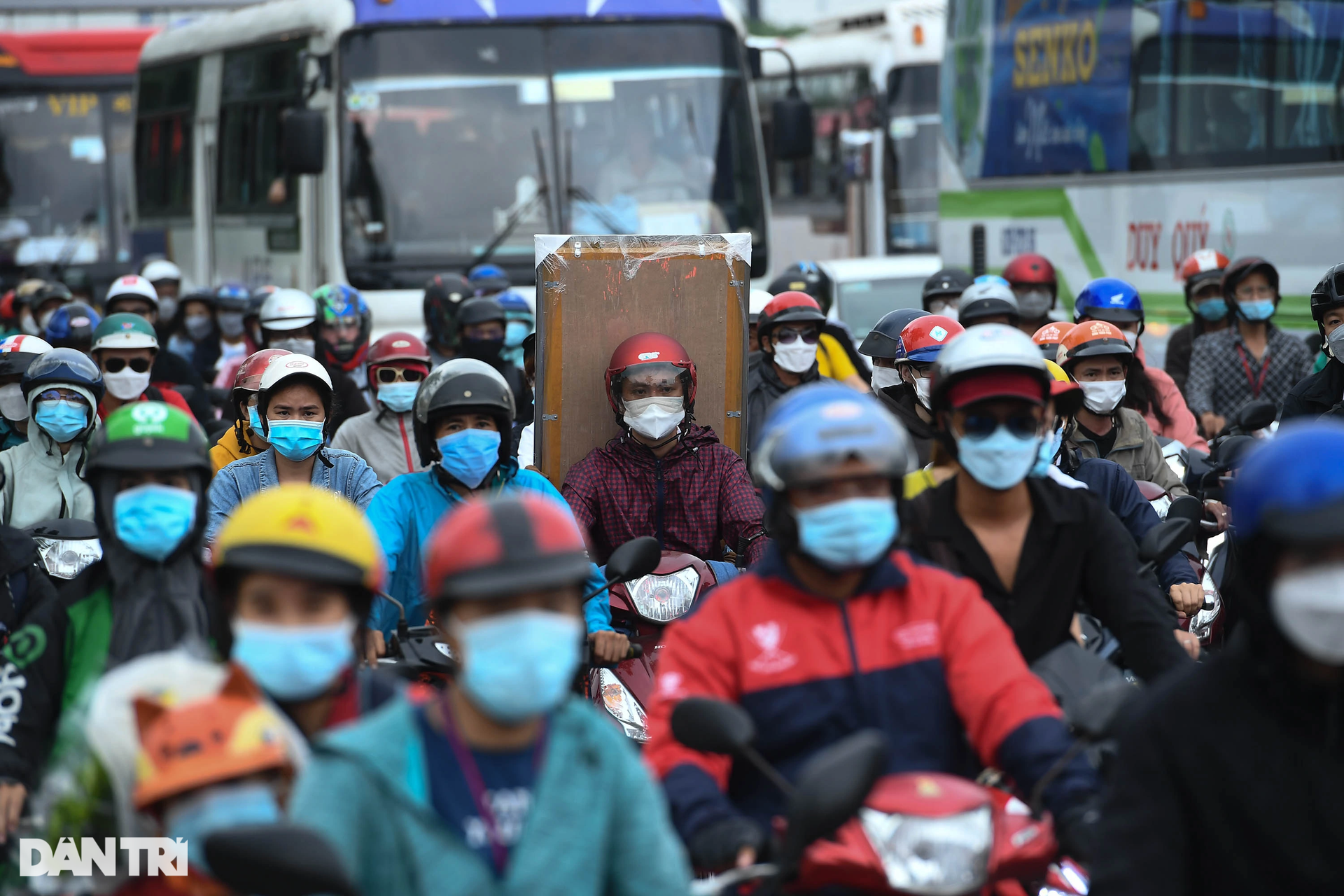 Người dân ùn ùn về quê nghỉ lễ, cửa ngõ phía Tây TPHCM kẹt cứng - 5 Người dân ùn ùn về quê nghỉ lễ, cửa ngõ phía Tây TPHCM kẹt cứng - 5