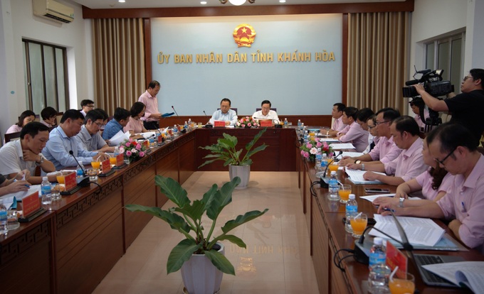Ông Hồ Đắc Thích-Giám đốc Chi nhánh NHCSXH tỉnh Khánh Hòa báo cáo với Đoàn công tác NHCSXH Việt nam tại Khánh Hòa 