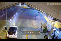 Tài xế tăng ga đâm trực diện vào cảnh sát để "thông chốt" kiểm dịch