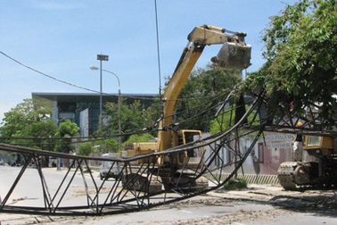 Đà Nẵng: Cần cẩu gãy đổ chắn ngang đường phố 
