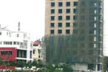 Cưỡng chế “cắt ngọn” nhà sai phép ven Hồ Tây