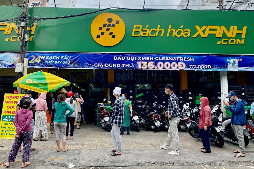 TPHCM: Cảnh xếp hàng dài ngoài siêu thị trong ngày có tin đồn thất thiệt - 9 TPHCM: Cảnh xếp hàng dài ngoài siêu thị trong ngày có tin đồn thất thiệt - 9