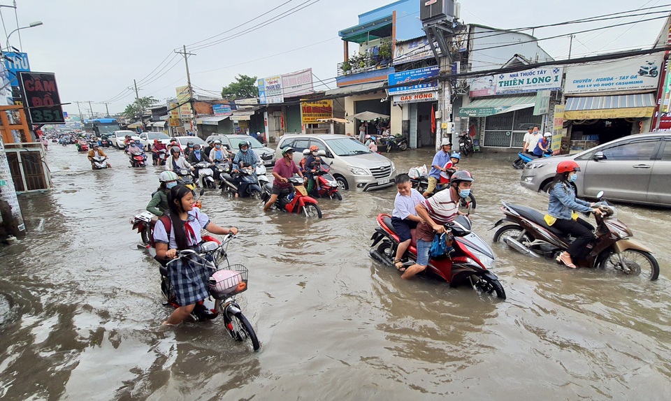 Người Sài Gòn khốn khổ sáng đầu tuần vì triều cường đạt đỉnh - 6 Người Sài Gòn khốn khổ sáng đầu tuần vì triều cường đạt đỉnh - 6